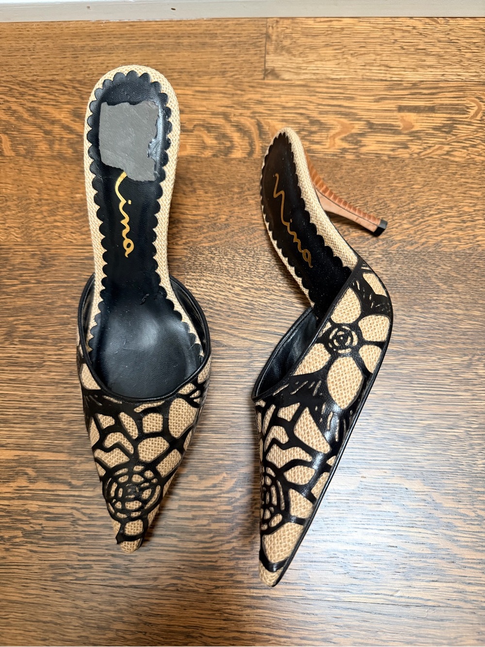 Vintage NINA Raffia Beige Black Low Heel Mules Pointed-Toe Floral Overlay SZ 9.5